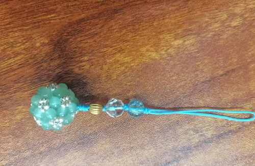 11月11日，在家可以做的工作，拿回家做的手工創(chuàng)業(yè)項目，小成本創(chuàng)業(yè)做手工傳承官，與手工之家合作，想多掙錢就要堅持做下去，圖為串珠純米珠繡純手工產(chǎn)品剪影