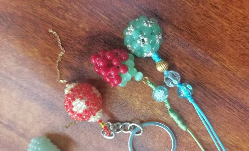 11月11日，在家可以做的工作，拿回家做的手工創(chuàng)業(yè)項目，小成本創(chuàng)業(yè)做手工傳承官，與手工之家合作，想多掙錢就要堅持做下去，圖為串珠純米珠繡純手工產(chǎn)品剪影