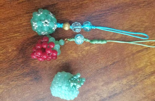 11月11日，在家可以做的工作，拿回家做的手工創(chuàng)業(yè)項目，小成本創(chuàng)業(yè)做手工傳承官，與手工之家合作，想多掙錢就要堅持做下去，圖為串珠純米珠繡純手工產(chǎn)品剪影