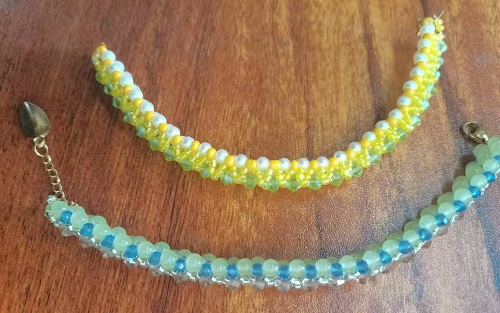 11月13日，可在家做的兼職手工活，在家做手工掙錢，低成本創(chuàng)業(yè)做手工傳承官，在手工之家服務(wù)貼心，收入好，圖為串珠米珠繡純手工產(chǎn)品剪影