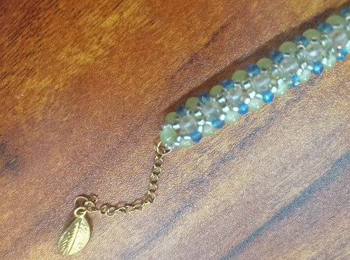 11月13日，可在家做的兼職手工活，在家做手工掙錢，低成本創(chuàng)業(yè)做手工傳承官，在手工之家服務(wù)貼心，收入好，圖為串珠米珠繡純手工產(chǎn)品剪影