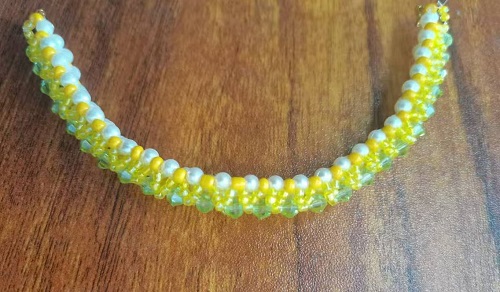 11月13日，可在家做的兼職手工活，在家做手工掙錢，低成本創(chuàng)業(yè)做手工傳承官，在手工之家服務(wù)貼心，收入好，圖為串珠米珠繡純手工產(chǎn)品剪影