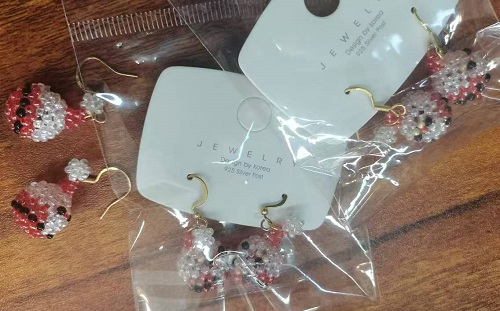 11月14日，外發(fā)手工領(lǐng)回家做，靈活副業(yè)創(chuàng)業(yè)，低成本做手工傳承官，在手工之家，選擇怎樣的合作，大家說了算，圖為串珠純米珠繡純手工產(chǎn)品剪影