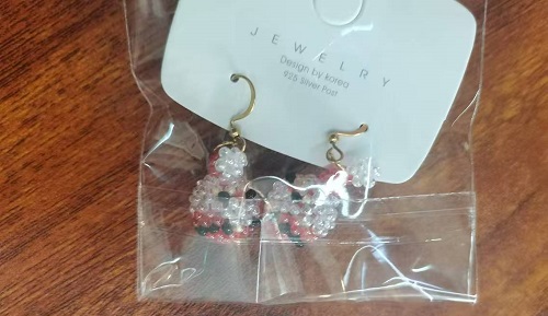 11月14日，外發(fā)手工領(lǐng)回家做，靈活副業(yè)創(chuàng)業(yè)，低成本做手工傳承官，在手工之家，選擇怎樣的合作，大家說了算，圖為串珠純米珠繡純手工產(chǎn)品剪影