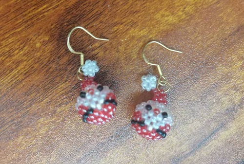 11月14日，外發(fā)手工領(lǐng)回家做，靈活副業(yè)創(chuàng)業(yè)，低成本做手工傳承官，在手工之家，選擇怎樣的合作，大家說了算，圖為串珠純米珠繡純手工產(chǎn)品剪影