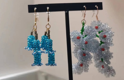 11月15日，手工活拿回家做在哪里找，居家副業(yè)創(chuàng)業(yè)，微創(chuàng)業(yè)做手工傳承官，在手工之家，純手工讓大家一年四季有錢掙，圖為串珠米珠繡手工產(chǎn)品材料剪影