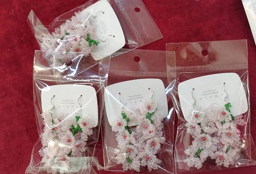 11月15日，手工活拿回家做在哪里找，居家副業(yè)創(chuàng)業(yè)，微創(chuàng)業(yè)做手工傳承官，在手工之家，純手工讓大家一年四季有錢掙，圖為串珠米珠繡手工產(chǎn)品材料剪影