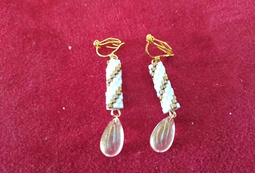 11月15日，手工活拿回家做在哪里找，居家副業(yè)創(chuàng)業(yè)，微創(chuàng)業(yè)做手工傳承官，在手工之家，純手工讓大家一年四季有錢掙，圖為串珠米珠繡手工產(chǎn)品材料剪影