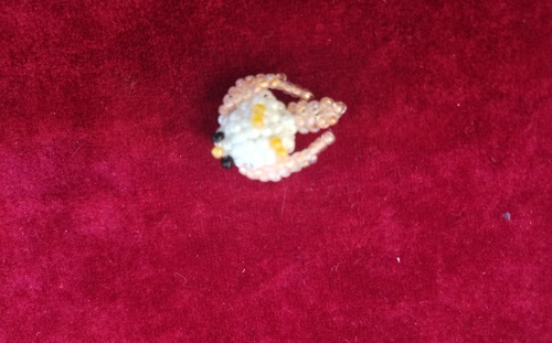 11月16日，手工活外發(fā)加工可靠嗎？純手工靈活就業(yè)創(chuàng)業(yè)，微創(chuàng)業(yè)做手工傳承官，在手工之家，自由選擇、靈活掙錢，圖為串珠米珠繡純手工產(chǎn)品剪影