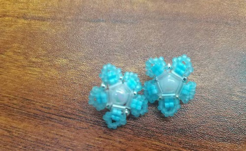 11月17日，哪里可以做手工活兼職，靈活就業(yè)手工創(chuàng)業(yè)，微創(chuàng)業(yè)做手工傳承官，手工之家與所有合作人員是一個(gè)整體，圖為串珠米珠繡純手工產(chǎn)品剪影