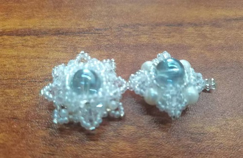 11月17日，哪里可以做手工活兼職，靈活就業(yè)手工創(chuàng)業(yè)，微創(chuàng)業(yè)做手工傳承官，手工之家與所有合作人員是一個(gè)整體，圖為串珠米珠繡純手工產(chǎn)品剪影