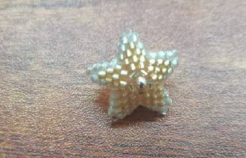 11月17日，哪里可以做手工活兼職，靈活就業(yè)手工創(chuàng)業(yè)，微創(chuàng)業(yè)做手工傳承官，手工之家與所有合作人員是一個(gè)整體，圖為串珠米珠繡純手工產(chǎn)品剪影