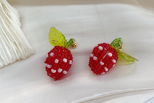 11月21日，外發(fā)手工領(lǐng)回家做，靈活就業(yè)手工創(chuàng)業(yè)，在家做手工掙錢，微創(chuàng)業(yè)做手工傳承官，手工之家的純手工適合與家人一起做，圖為串珠米珠繡純手工產(chǎn)品剪影