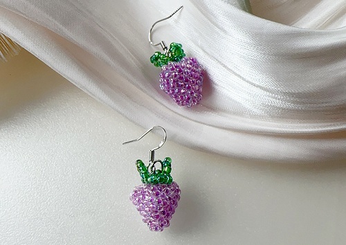 11月21日，外發(fā)手工領(lǐng)回家做，靈活就業(yè)手工創(chuàng)業(yè)，在家做手工掙錢，微創(chuàng)業(yè)做手工傳承官，手工之家的純手工適合與家人一起做，圖為串珠米珠繡純手工產(chǎn)品剪影