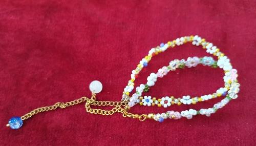 11月24日，在家做的手工活正規(guī)平臺，拿回家做的手工創(chuàng)業(yè)項(xiàng)目，微創(chuàng)業(yè)做手工傳承官，手工之家有更多機(jī)遇，更多選擇，圖為串珠米珠繡純手工產(chǎn)品剪影