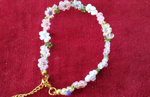 11月24日，在家做的手工活正規(guī)平臺，拿回家做的手工創(chuàng)業(yè)項(xiàng)目，微創(chuàng)業(yè)做手工傳承官，手工之家有更多機(jī)遇，更多選擇，圖為串珠米珠繡純手工產(chǎn)品剪影