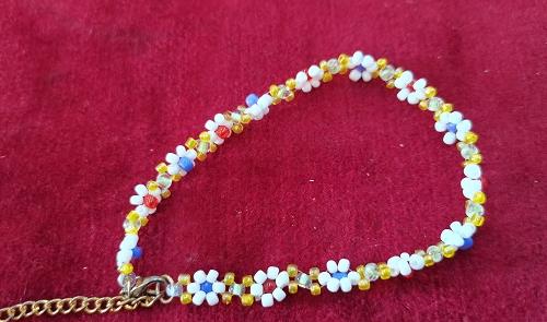 11月24日，在家做的手工活正規(guī)平臺，拿回家做的手工創(chuàng)業(yè)項(xiàng)目，微創(chuàng)業(yè)做手工傳承官，手工之家有更多機(jī)遇，更多選擇，圖為串珠米珠繡純手工產(chǎn)品剪影