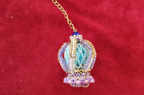 11月25日，手工活外發(fā)加工可靠嗎？靈活就業(yè)自由創(chuàng)業(yè)好手工，小成本創(chuàng)業(yè)做手工傳承官，與手工之家合作，真誠讓大家長期合作，圖為串珠米珠繡純手工產品剪影