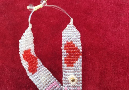 11月26日，外發(fā)手工活正規(guī)平臺(tái)，純手工創(chuàng)業(yè)項(xiàng)目，輕資產(chǎn)創(chuàng)業(yè)做手工傳承官，在手工之家，各方面一直在創(chuàng)新，圖為串珠米珠繡純手工產(chǎn)品剪影