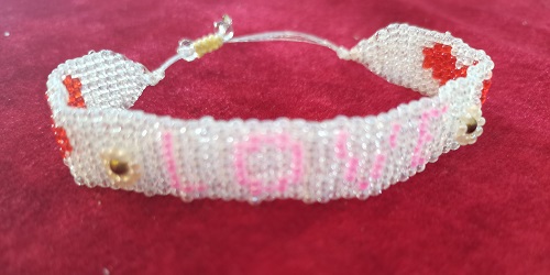 11月26日，外發(fā)手工活正規(guī)平臺(tái)，純手工創(chuàng)業(yè)項(xiàng)目，輕資產(chǎn)創(chuàng)業(yè)做手工傳承官，在手工之家，各方面一直在創(chuàng)新，圖為串珠米珠繡純手工產(chǎn)品剪影