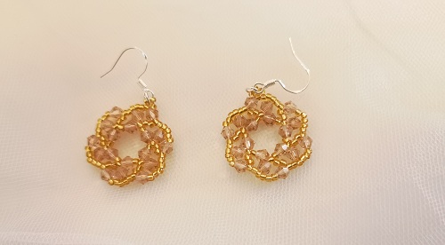 11月27日，在家里就能賺錢的工作，帶回家做的手工，微創(chuàng)業(yè)開手工加工廠，手工之家的純手工，產(chǎn)品是核心，圖為串珠米珠繡純手工產(chǎn)品剪影