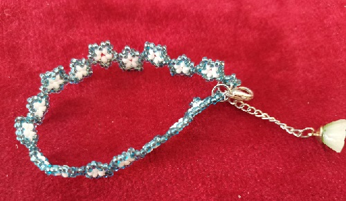 11月30日，手工活外發(fā)一手貨源，在家做手工掙錢，靈活就業(yè)、小成本創(chuàng)業(yè),做手工傳承官，與手工之家合作，大家是共同發(fā)展進步的一個整體，圖為串珠米珠繡純手工產(chǎn)品剪影