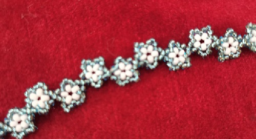 11月30日，手工活外發(fā)一手貨源，在家做手工掙錢，靈活就業(yè)、小成本創(chuàng)業(yè),做手工傳承官，與手工之家合作，大家是共同發(fā)展進步的一個整體，圖為串珠米珠繡純手工產(chǎn)品剪影