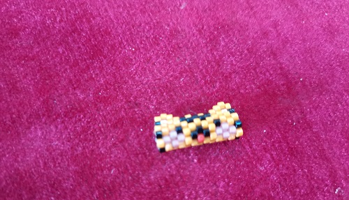 12月2日，手工活外發(fā)加工正規(guī)廠家，輕資產(chǎn)創(chuàng)業(yè)做手工傳承官，居家專兼職的副業(yè)創(chuàng)業(yè)項(xiàng)目，在手工之家，純手工事業(yè)全面發(fā)展、相互支持，圖為串珠米珠繡純手工產(chǎn)品剪影