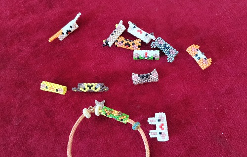 12月2日，手工活外發(fā)加工正規(guī)廠家，輕資產(chǎn)創(chuàng)業(yè)做手工傳承官，居家專兼職的副業(yè)創(chuàng)業(yè)項(xiàng)目，在手工之家，純手工事業(yè)全面發(fā)展、相互支持，圖為串珠米珠繡純手工產(chǎn)品剪影