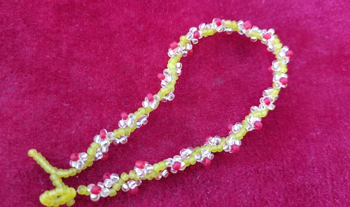 12月1日，在家里就能賺錢的工作，正規(guī)手工靈活就業(yè)，低成本創(chuàng)業(yè)做手工傳承官，在手工之家，一份純手工，多份好收入，圖為串珠米珠繡純手工產(chǎn)品剪影