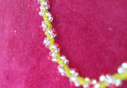 12月1日，在家里就能賺錢的工作，正規(guī)手工靈活就業(yè)，低成本創(chuàng)業(yè)做手工傳承官，在手工之家，一份純手工，多份好收入，圖為串珠米珠繡純手工產(chǎn)品剪影