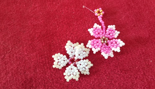 12月5日，手工活接單正規(guī)平臺，拿回家做的手工創(chuàng)業(yè)項目，小成本創(chuàng)業(yè)做手工傳承官，在手工之家，產(chǎn)品、市場，合作、服務(wù)都有實實在在的行動，圖為串珠米珠繡純手工產(chǎn)品剪影