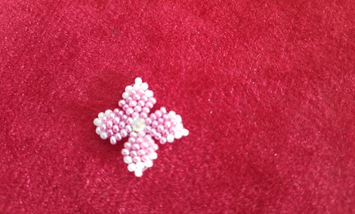 12月5日，手工活接單正規(guī)平臺，拿回家做的手工創(chuàng)業(yè)項目，小成本創(chuàng)業(yè)做手工傳承官，在手工之家，產(chǎn)品、市場，合作、服務(wù)都有實實在在的行動，圖為串珠米珠繡純手工產(chǎn)品剪影