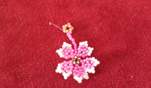 12月5日，手工活接單正規(guī)平臺，拿回家做的手工創(chuàng)業(yè)項目，小成本創(chuàng)業(yè)做手工傳承官，在手工之家，產(chǎn)品、市場，合作、服務(wù)都有實實在在的行動，圖為串珠米珠繡純手工產(chǎn)品剪影