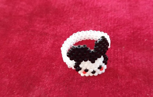 12月8日，外發(fā)手工活正規(guī)平臺(tái)，居家手工創(chuàng)業(yè)靈活就業(yè)，微創(chuàng)業(yè)做手工傳承官，與手工之家精誠(chéng)合作，共贏共長(zhǎng)，圖為串珠米珠繡純手工產(chǎn)品剪影