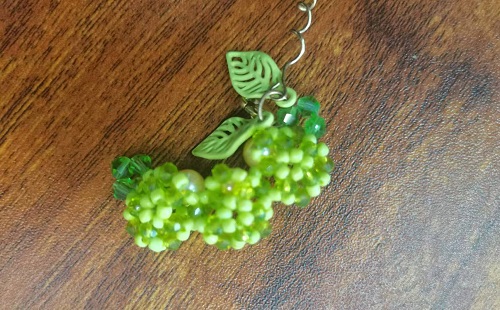 12月9日，在家能掙錢的正規(guī)手工，開手工加工廠，微創(chuàng)業(yè)做手工傳承官，在手工之家，合作起來都簡單，收入也好，圖為串珠米珠繡純手工產(chǎn)品剪影