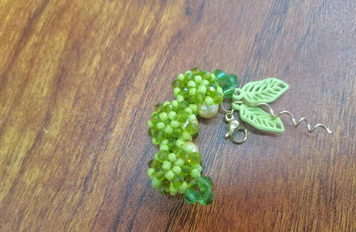 12月9日，在家能掙錢的正規(guī)手工，開手工加工廠，微創(chuàng)業(yè)做手工傳承官，在手工之家，合作起來都簡單，收入也好，圖為串珠米珠繡純手工產(chǎn)品剪影