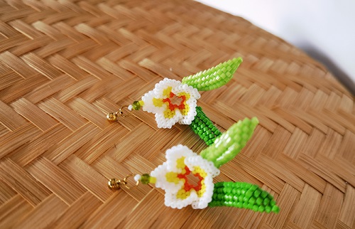 12月15日，手工活外發(fā)加工可靠嗎？居家小成本創(chuàng)業(yè)靈活就業(yè)，微創(chuàng)業(yè)做手工傳承官，讓合作人員多掙錢，手工之家一直在努力，圖為串珠米珠繡純手工產品剪影