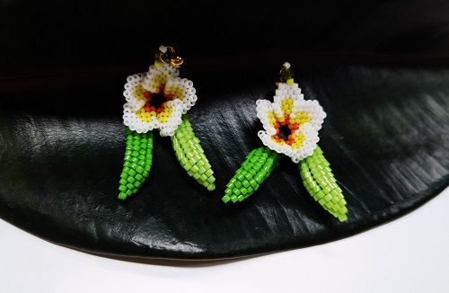 12月15日，手工活外發(fā)加工可靠嗎？居家小成本創(chuàng)業(yè)靈活就業(yè)，微創(chuàng)業(yè)做手工傳承官，讓合作人員多掙錢，手工之家一直在努力，圖為串珠米珠繡純手工產品剪影