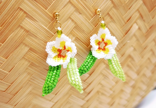 12月15日，手工活外發(fā)加工可靠嗎？居家小成本創(chuàng)業(yè)靈活就業(yè)，微創(chuàng)業(yè)做手工傳承官，讓合作人員多掙錢，手工之家一直在努力，圖為串珠米珠繡純手工產品剪影