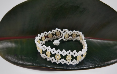 12月17日，拿回家做的手工項(xiàng)目，農(nóng)村手工創(chuàng)業(yè)項(xiàng)目，小成本創(chuàng)業(yè)做手工傳承官，手工之家的純手工很適合農(nóng)村做，圖為飾品類串珠純手工產(chǎn)品剪影