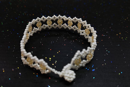 12月17日，拿回家做的手工項(xiàng)目，農(nóng)村手工創(chuàng)業(yè)項(xiàng)目，小成本創(chuàng)業(yè)做手工傳承官，手工之家的純手工很適合農(nóng)村做，圖為飾品類串珠純手工產(chǎn)品剪影