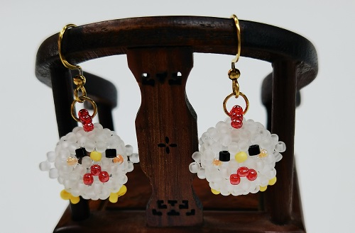 12月20日，外發(fā)手工領回家做，帶回家做的手工創(chuàng)業(yè)項目，小成本創(chuàng)業(yè)做手工傳承官，在手工之家，認真做好好干收入更好，圖為串珠米珠繡純手工產(chǎn)品剪影