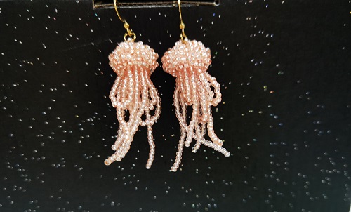 12月20日，外發(fā)手工領回家做，帶回家做的手工創(chuàng)業(yè)項目，小成本創(chuàng)業(yè)做手工傳承官，在手工之家，認真做好好干收入更好，圖為串珠米珠繡純手工產(chǎn)品剪影