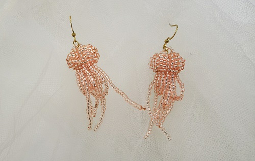 12月20日，外發(fā)手工領回家做，帶回家做的手工創(chuàng)業(yè)項目，小成本創(chuàng)業(yè)做手工傳承官，在手工之家，認真做好好干收入更好，圖為串珠米珠繡純手工產(chǎn)品剪影