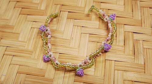 12月21日，手工活外發(fā)一手貨源，居家副業(yè)創(chuàng)業(yè)掙錢，微創(chuàng)業(yè)做手工傳承官，手工之家掙錢業(yè)務(wù)多，純手工很受歡迎，圖為串珠米珠繡純手工產(chǎn)品剪影