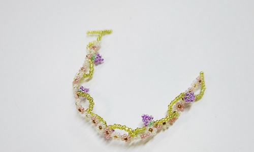 12月21日，手工活外發(fā)一手貨源，居家副業(yè)創(chuàng)業(yè)掙錢，微創(chuàng)業(yè)做手工傳承官，手工之家掙錢業(yè)務(wù)多，純手工很受歡迎，圖為串珠米珠繡純手工產(chǎn)品剪影