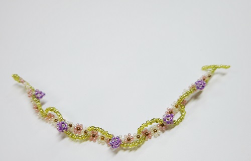 12月21日，手工活外發(fā)一手貨源，居家副業(yè)創(chuàng)業(yè)掙錢，微創(chuàng)業(yè)做手工傳承官，手工之家掙錢業(yè)務(wù)多，純手工很受歡迎，圖為串珠米珠繡純手工產(chǎn)品剪影