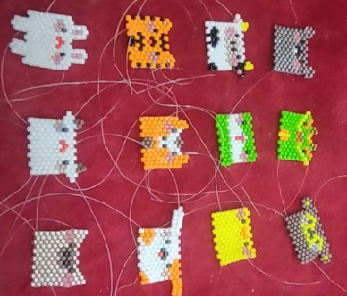 12月25日，手工活從哪里找廠家，在家能做的兼職創(chuàng)業(yè)項(xiàng)目，輕資產(chǎn)創(chuàng)業(yè)做手工傳承官，與手工之家合作，大家利益同體、合作共贏，圖為串珠米珠繡純手工產(chǎn)品剪影