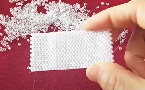 12月25日，手工活從哪里找廠家，在家能做的兼職創(chuàng)業(yè)項(xiàng)目，輕資產(chǎn)創(chuàng)業(yè)做手工傳承官，與手工之家合作，大家利益同體、合作共贏，圖為串珠米珠繡純手工產(chǎn)品剪影